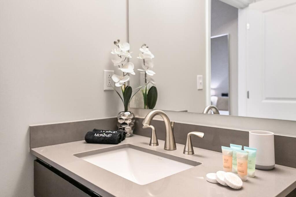 2Br Unit In The Heart Of Dt On Playhouse Square, With Pool And Gym Access-1106 Appartement Cleveland Buitenkant foto